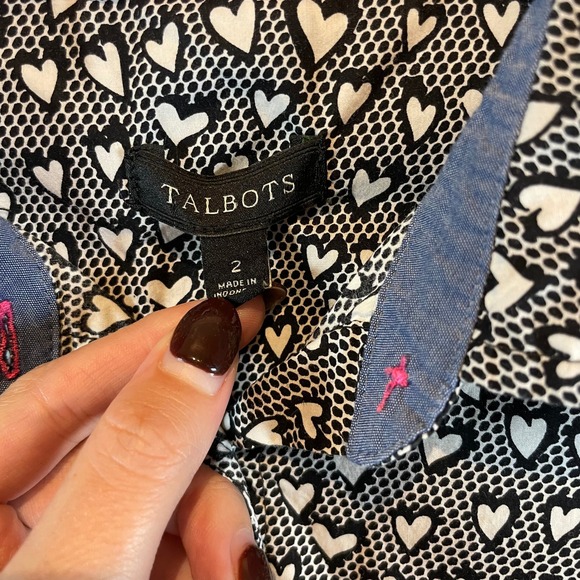 Talbots Black White Heart Print Button Down Shirt Roll Tab Long Sleeve - Size 2 - Picture 4 of 7
